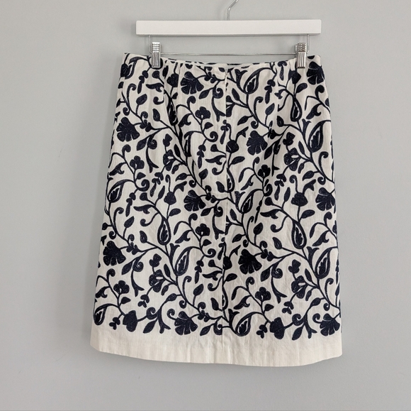 Women's Talbot's Cotton Embroidered White Navy Skirt 6 Lined - Picture 2 of 6